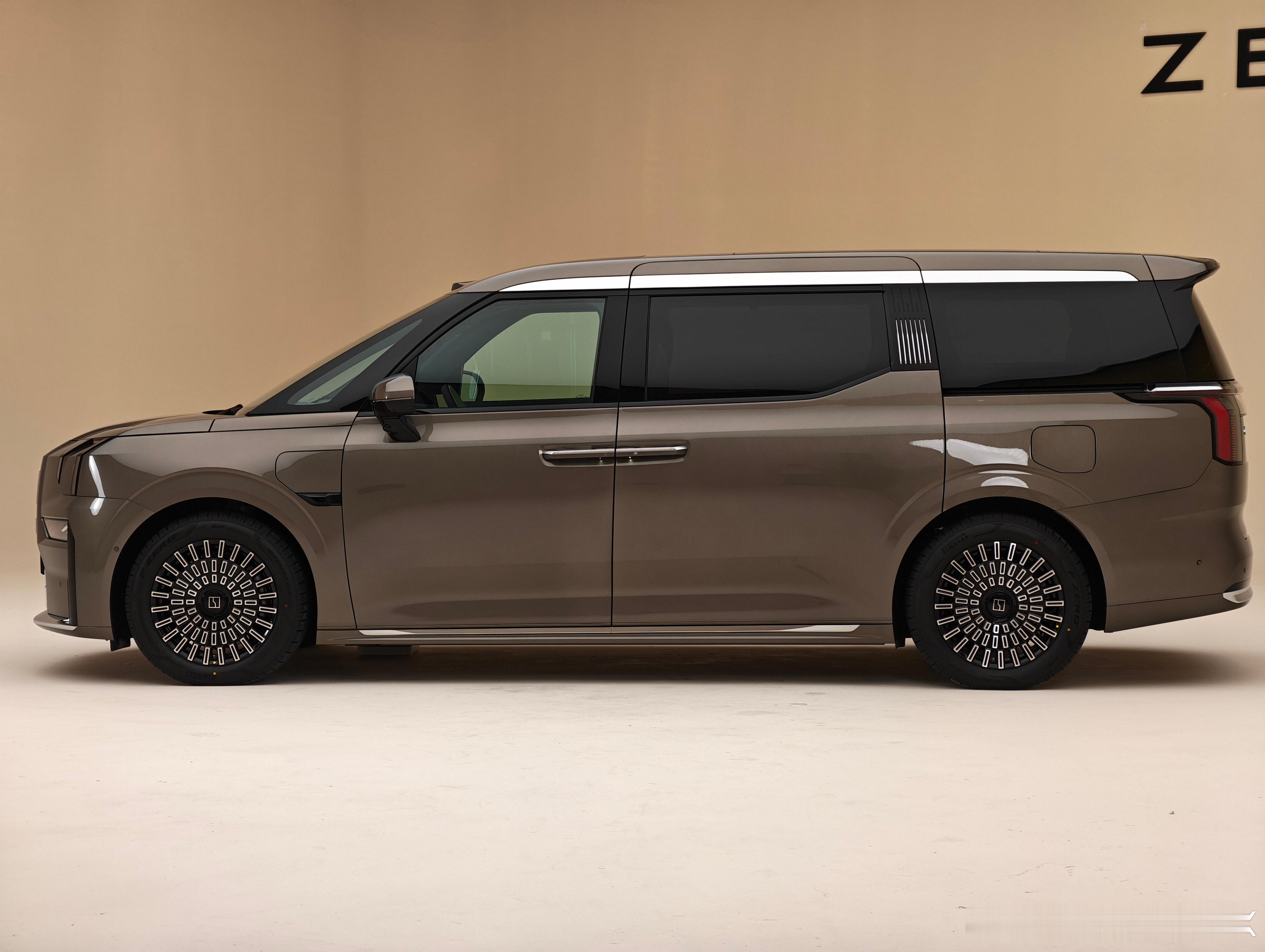 焕新极氪009 你鸡哥的009也焕新了新颜色，尊贵依旧PS.还能找出其他不同吗？