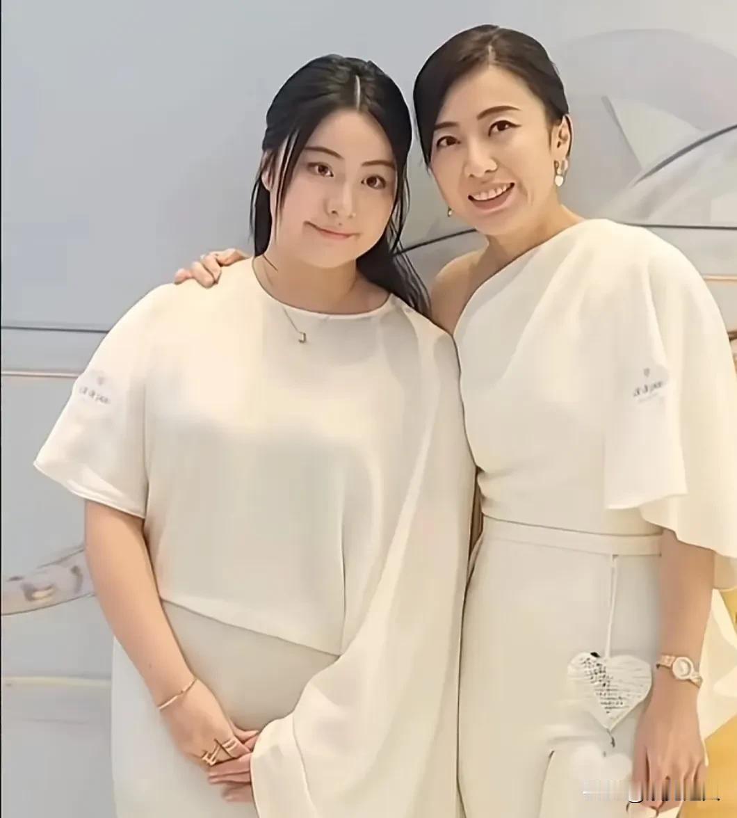 甘比带着闺女出席活动啦！这小姑娘长得是真随她爸刘銮雄，脸型跟爸爸一个模子刻出来的