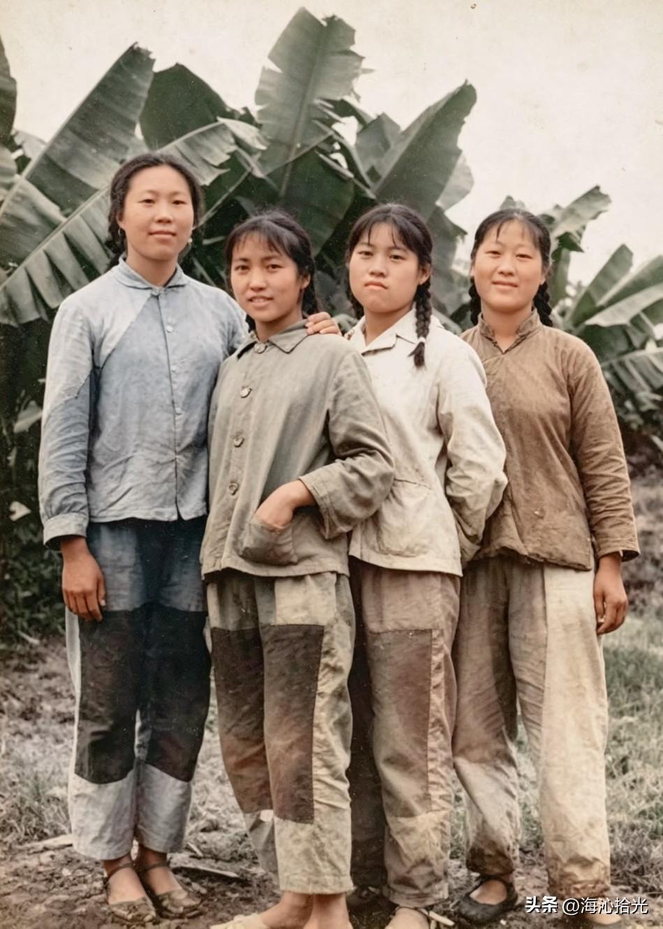 1969 年的旧照。四位姑娘的裤子上全都打着补丁。当年国家物资匮乏，老百姓的日子