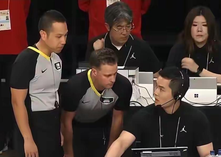 裁判黑哨~助力中国男篮击败小日本

中国男篮87：80战胜日本队，为中国男篮[赞