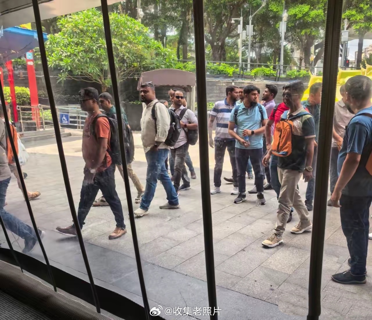 广州网友拍的，乌泱乌泱的。为啥印度阿三，都是一堆堆的存在？