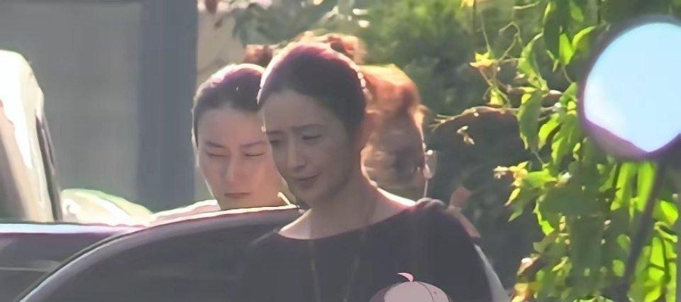 感觉郭碧婷在佟丽娅面前向太的那点喜欢太微不足道了佟丽娅，离婚多年，昨天还被拍到，