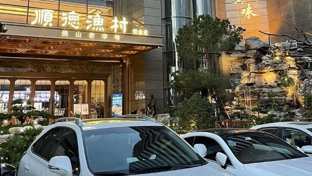 她老公去年刚走，老头立刻就来敲门。现在老头说，你去找个年轻点的，能陪到老。
说白