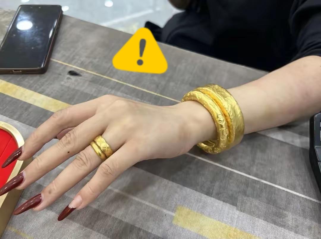 “买黄金要当场剪开验真”“存银行可能被二次交易”“取走再卖要过‘二手车式安检’”