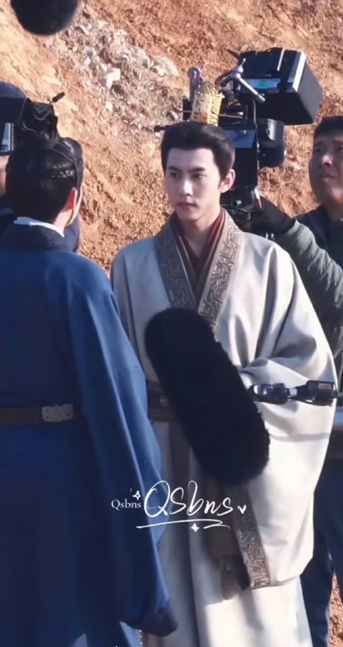 刘轩丞秦谜古装路透刘轩丞秦谜古装造型刘轩丞《秦谜》古装路透太绝！浓眉大眼衬得清透