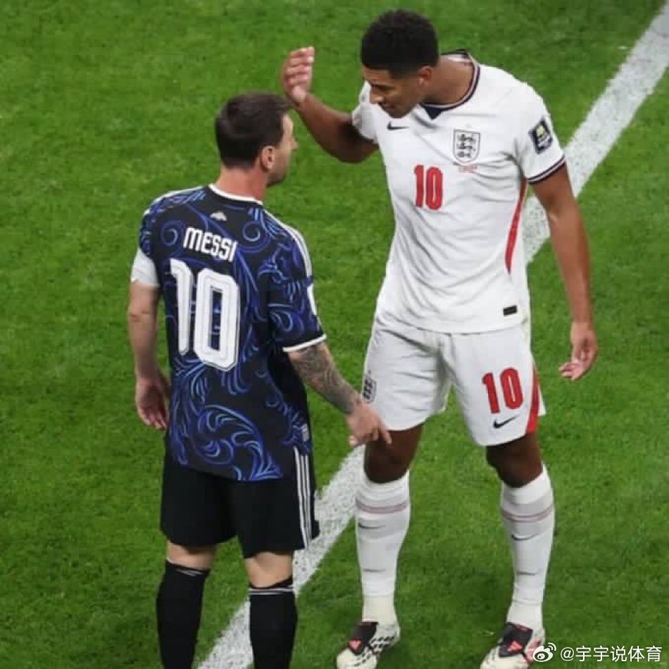 梅西：“别指着我…”贝林厄姆：“我不是在指着… 我是在问通往伟大的路怎么走。” 