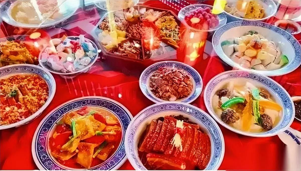 除夕临近超市忙，年货堆成小山岗

可为啥年轻人都皱眉头？

逛超市时，看到不少人