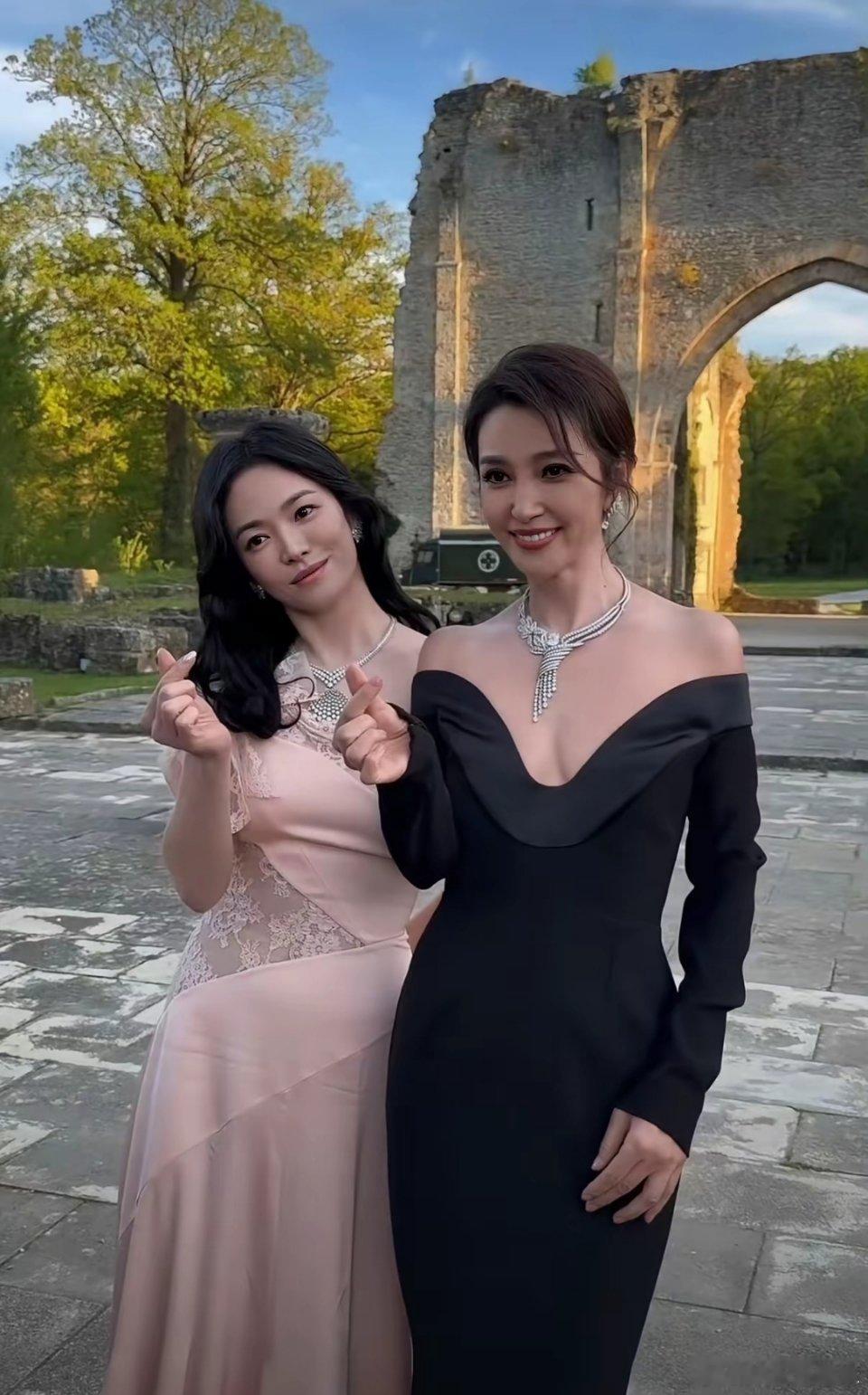 从来没觉得李冰冰美但是这次奇怪了，她站在神颜宋慧乔面前竟然有点好看，面部平整度比