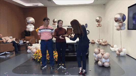 买尊界S800的这一对夫妻一定是从小个体户奋斗起来的。请看这位S800女主人，穿