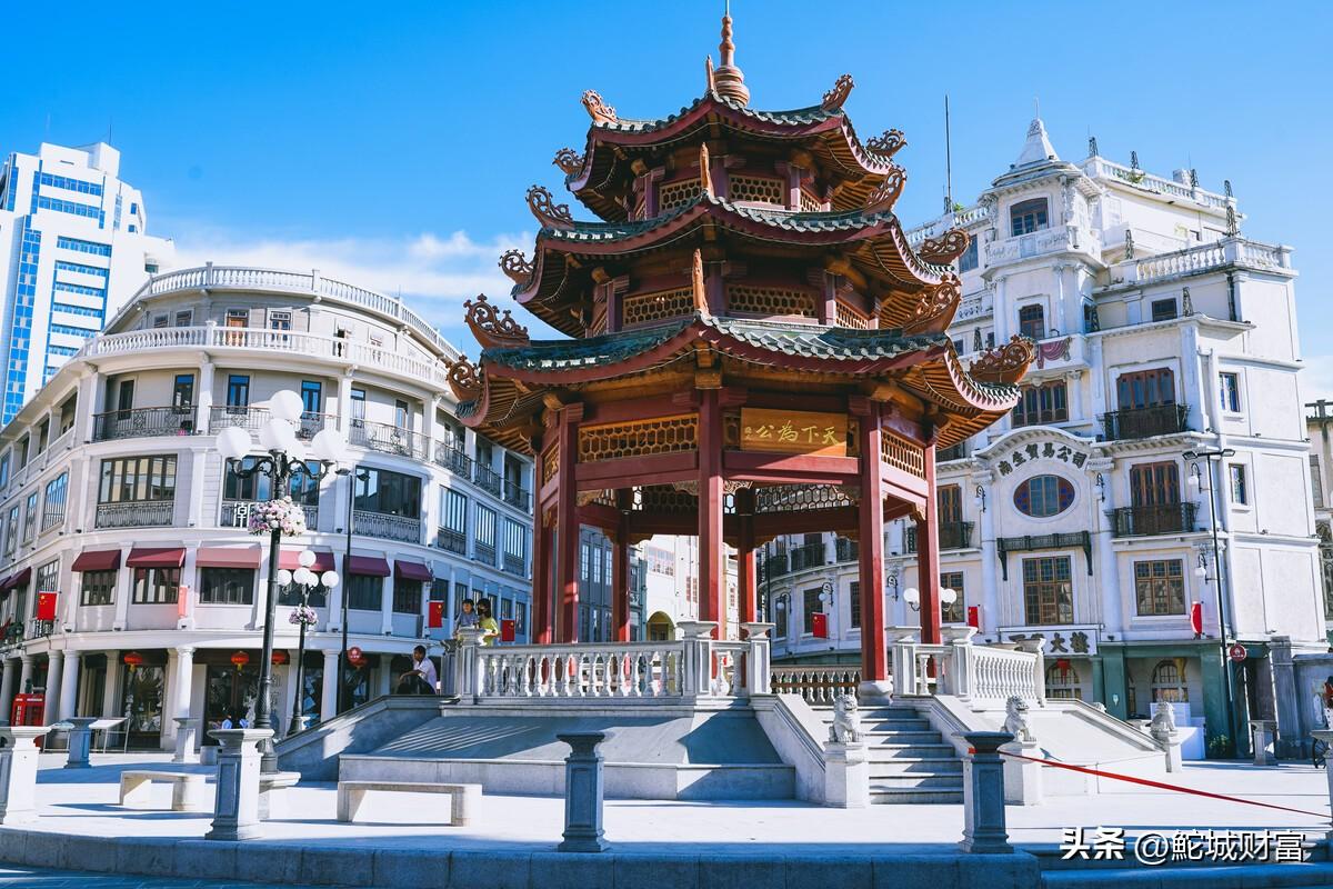 现在的小公园亭，是汕头小公园的核心景点，许多游客来汕头旅游都会在此打卡（图一）。