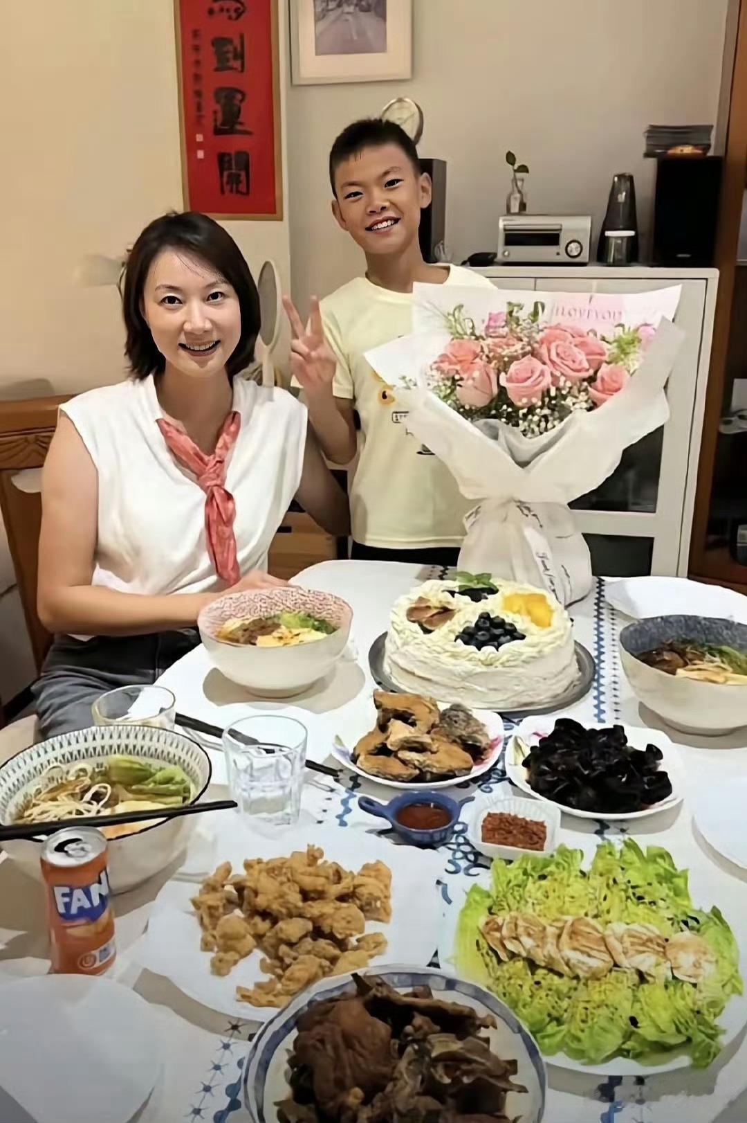 谢杏芳在西班牙别墅过45岁生日，儿子跟林丹长得一模一样 ​​​