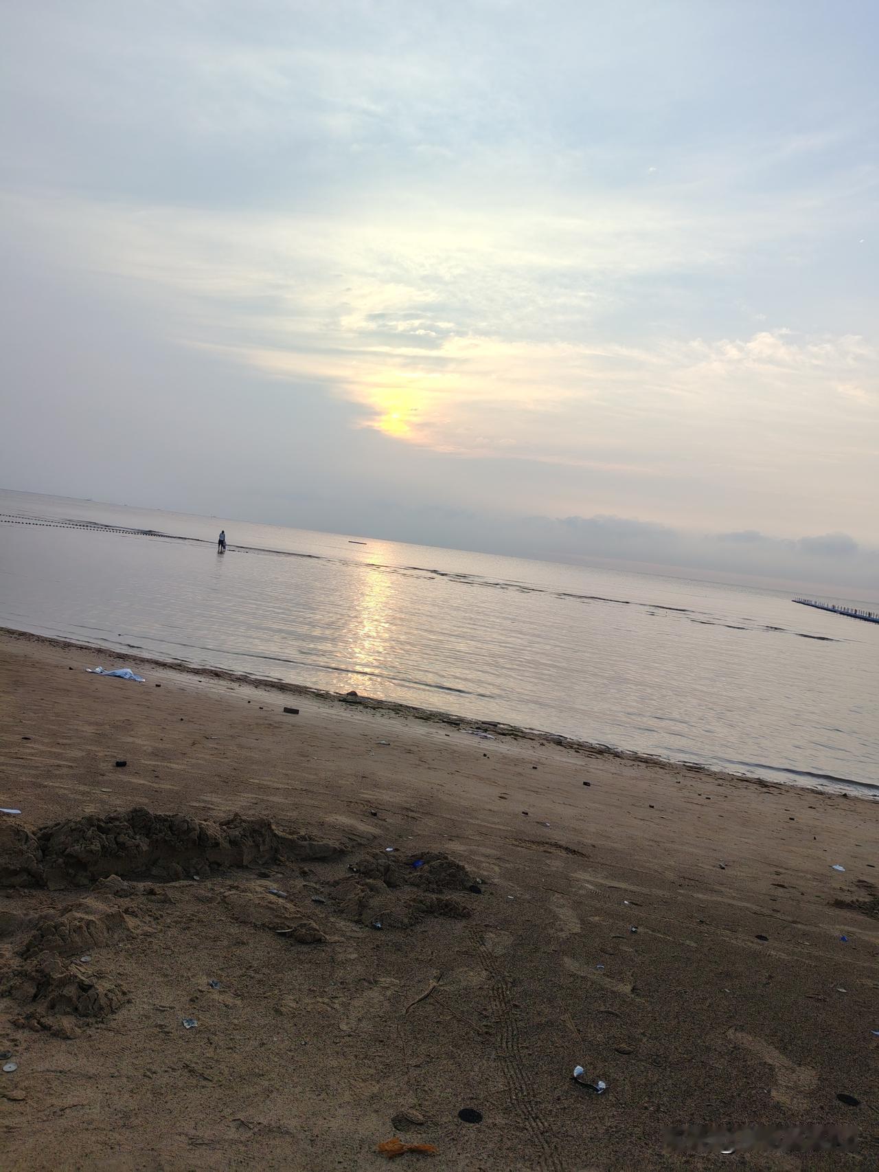 2026 年的 9 月 6 号5 点左右在租住的东戴河宾馆附近海滩上看日出，查了