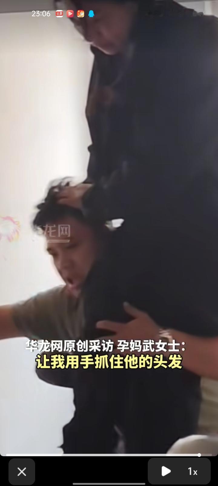 7月26日，鞍山海城市。孕妇剖腹产后需要爬楼梯回五楼的家，丈夫像结婚时一样，把她