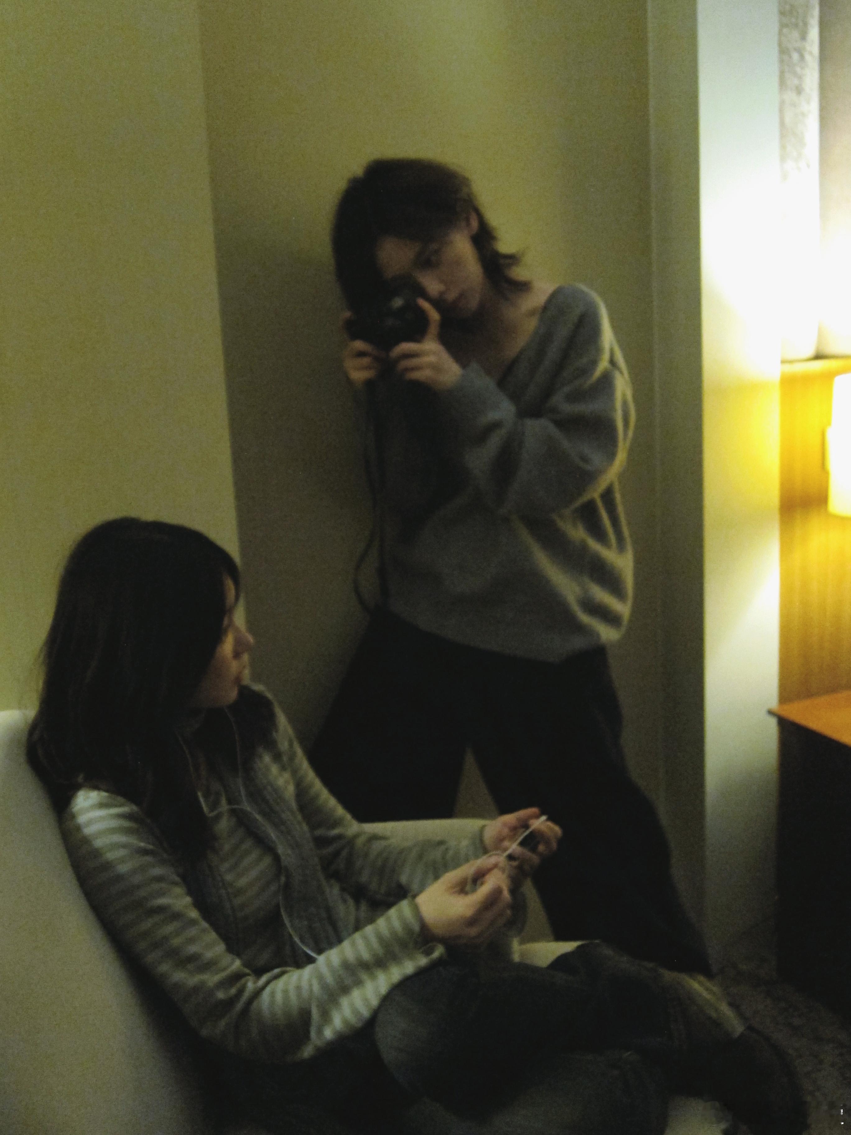 在徐梦洁王晓赟子写真看了段be 这组写真真的太有千禧年的味道了，那种末日前的狂欢