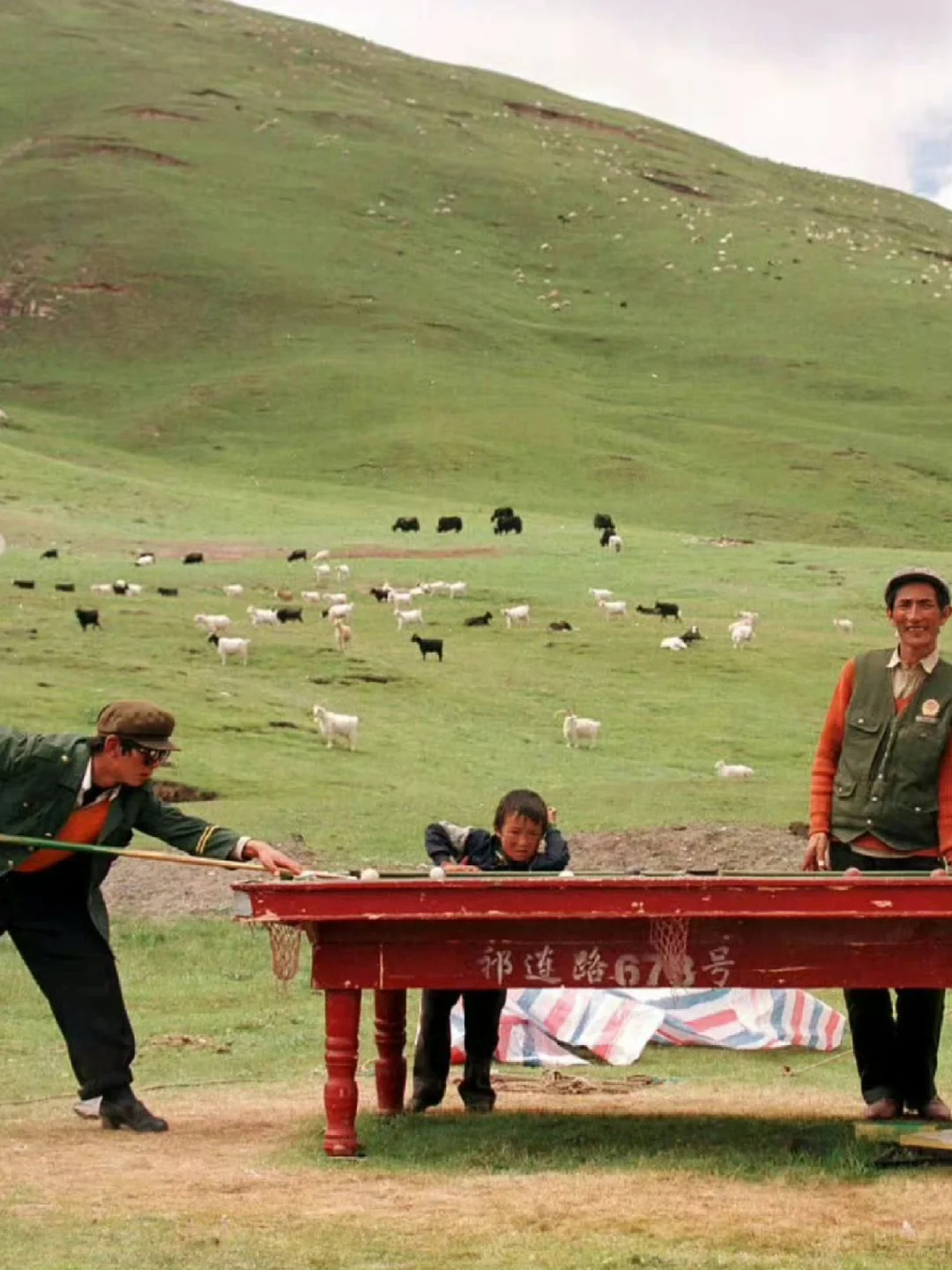 1999，青海，一些藏族牧民们在闲暇时打台球 ​