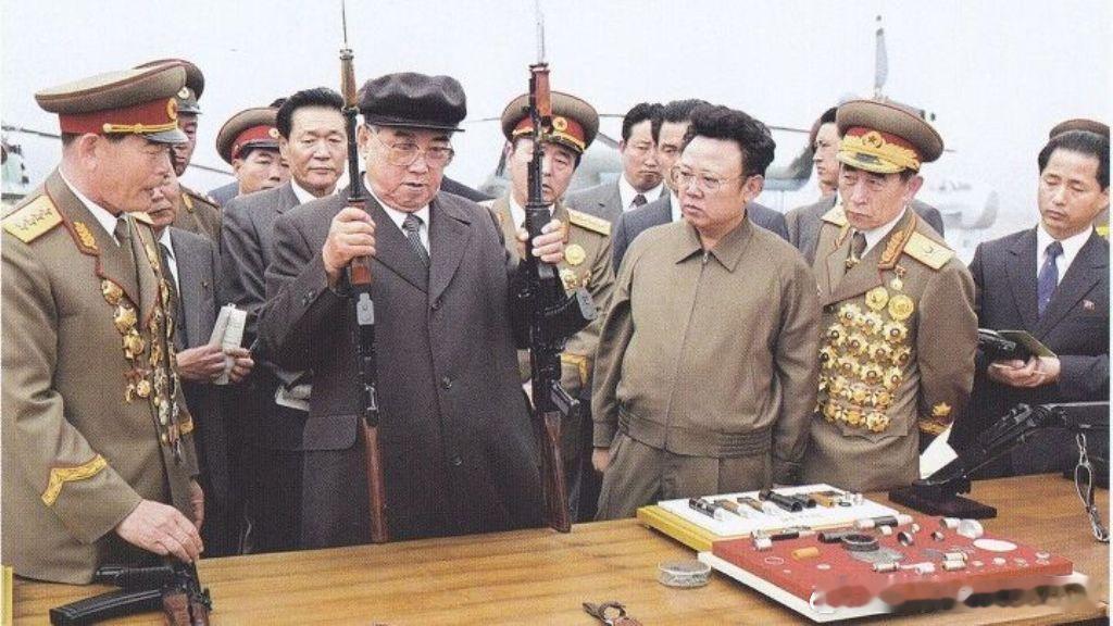 1986年4月金日成和金正日视察2支苏制AK-74和1支AKS-74突击步枪，注