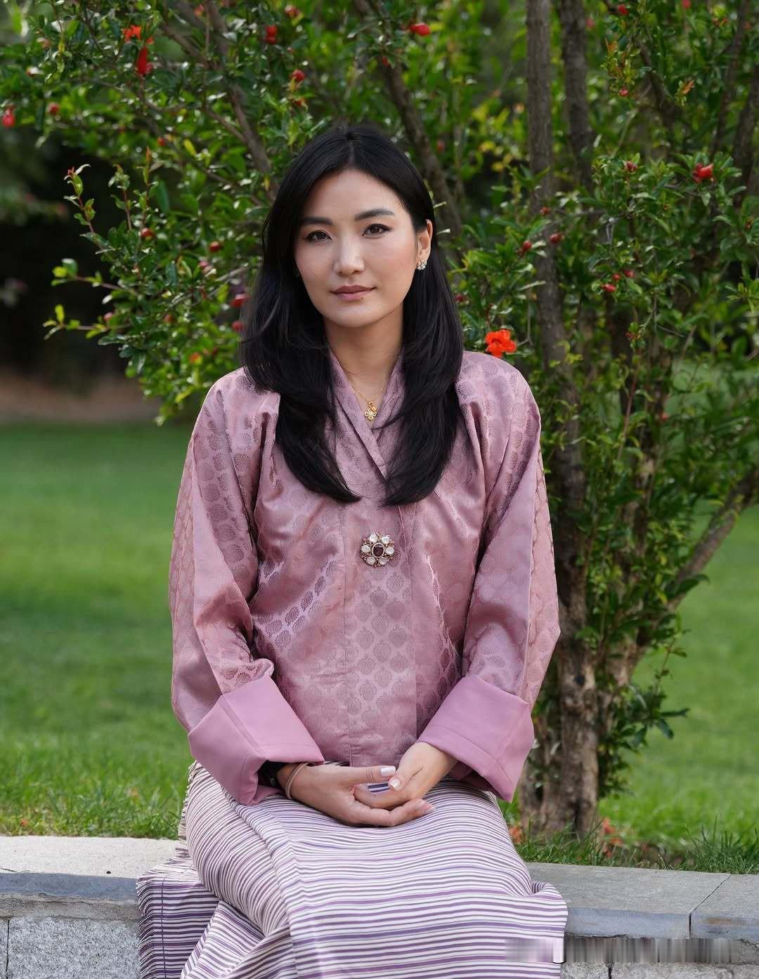 今天是佩玛王后36岁的生日！三个孩子的妈妈，生日快乐！
