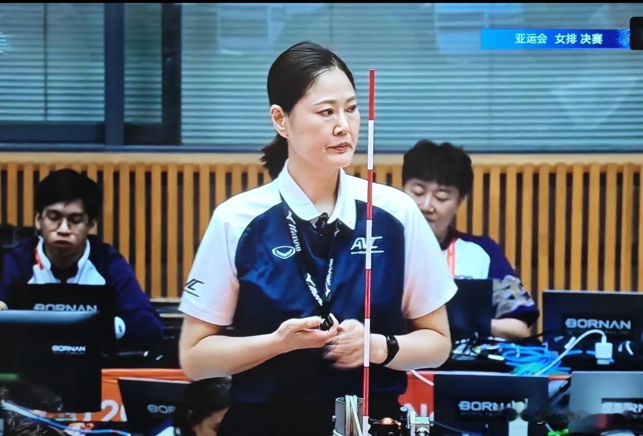 亚运会女排决赛时，
主裁判的颜值一下子吸引了众多眼球。

气质端庄，专业形象严肃