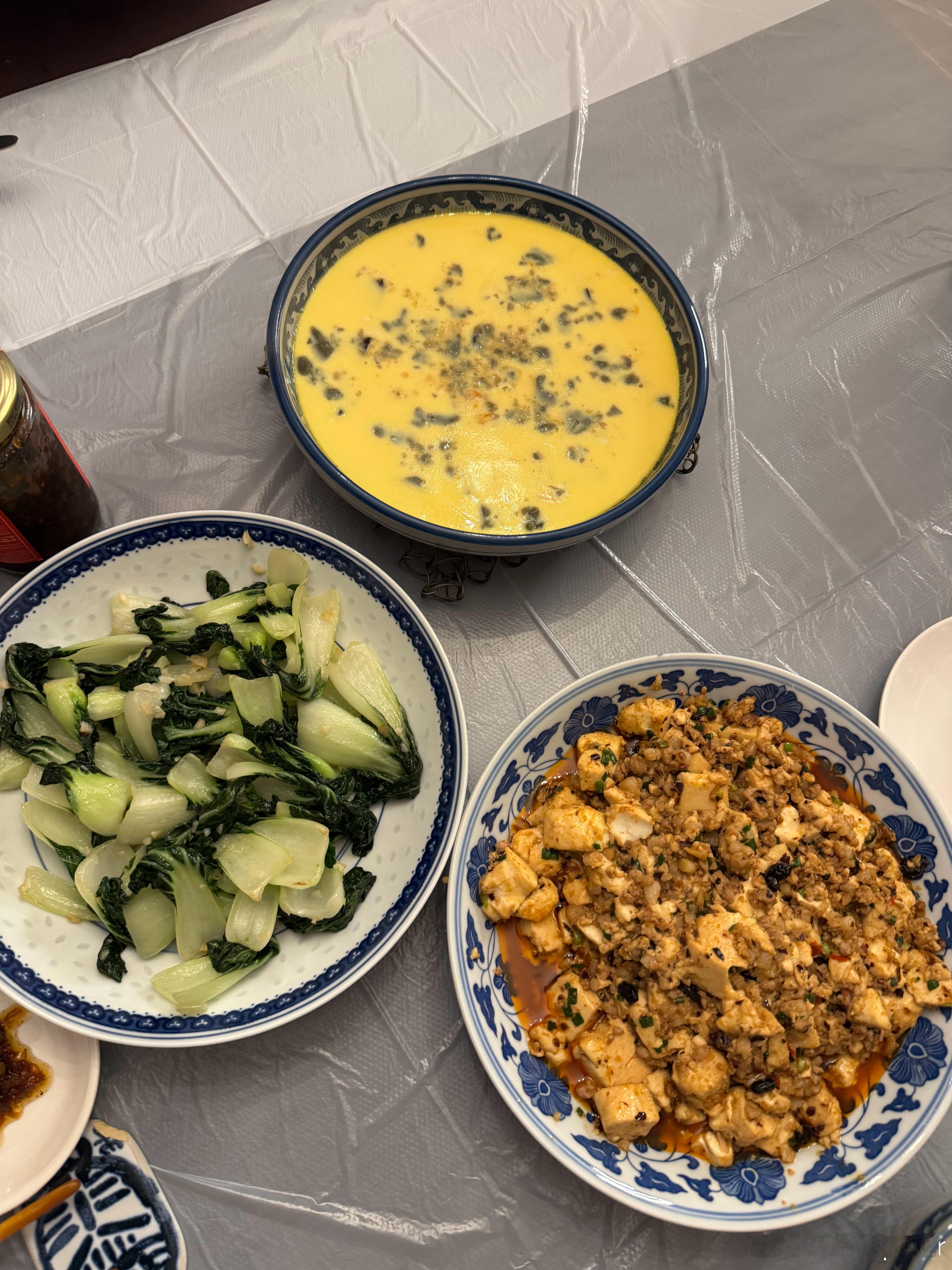 今日啲家常便飯，麻婆豆腐，蒸三色蛋，蒜蓉炒白菜仔，花生黃豆雞腳煲豬腳湯。￼ 