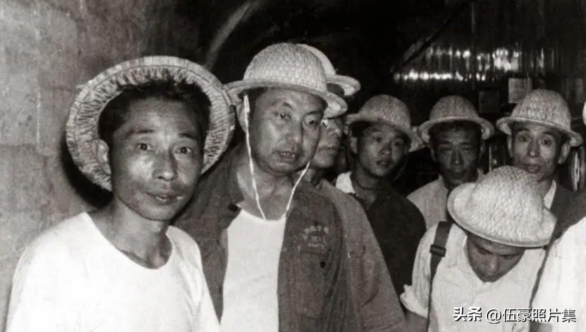 1969年8月，华国锋同志在湖南临湘桃林铅锌矿井下视察的一幕，身后为秘书曹万贵同