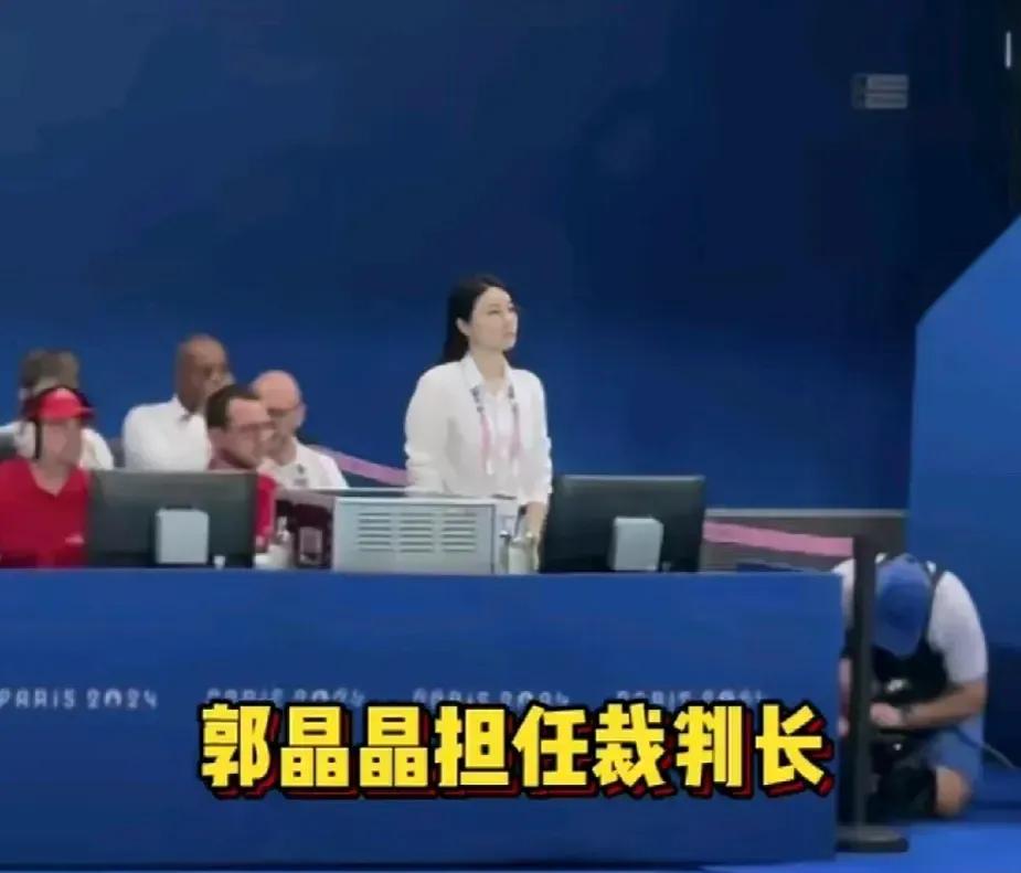郭晶晶坐镇跳水比赛现场，担任裁判长霸气侧漏！为师妹竖大拇指点赞，跳水首金稳稳的～