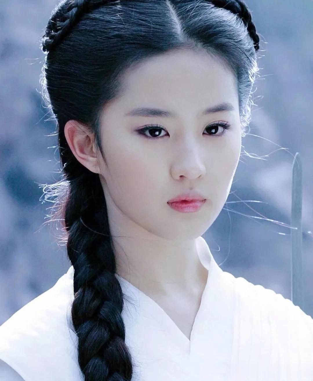 刘亦菲，这位美丽动人的女演员，近日向甘肃地震灾区捐款50万元，展现了她人美心善的