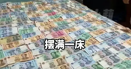 男子为戒烟，每天存下40元，9个月后烟钱摆满一床，给妻子买了折叠手机，妻子：不在乎钱，更在乎丈夫身体