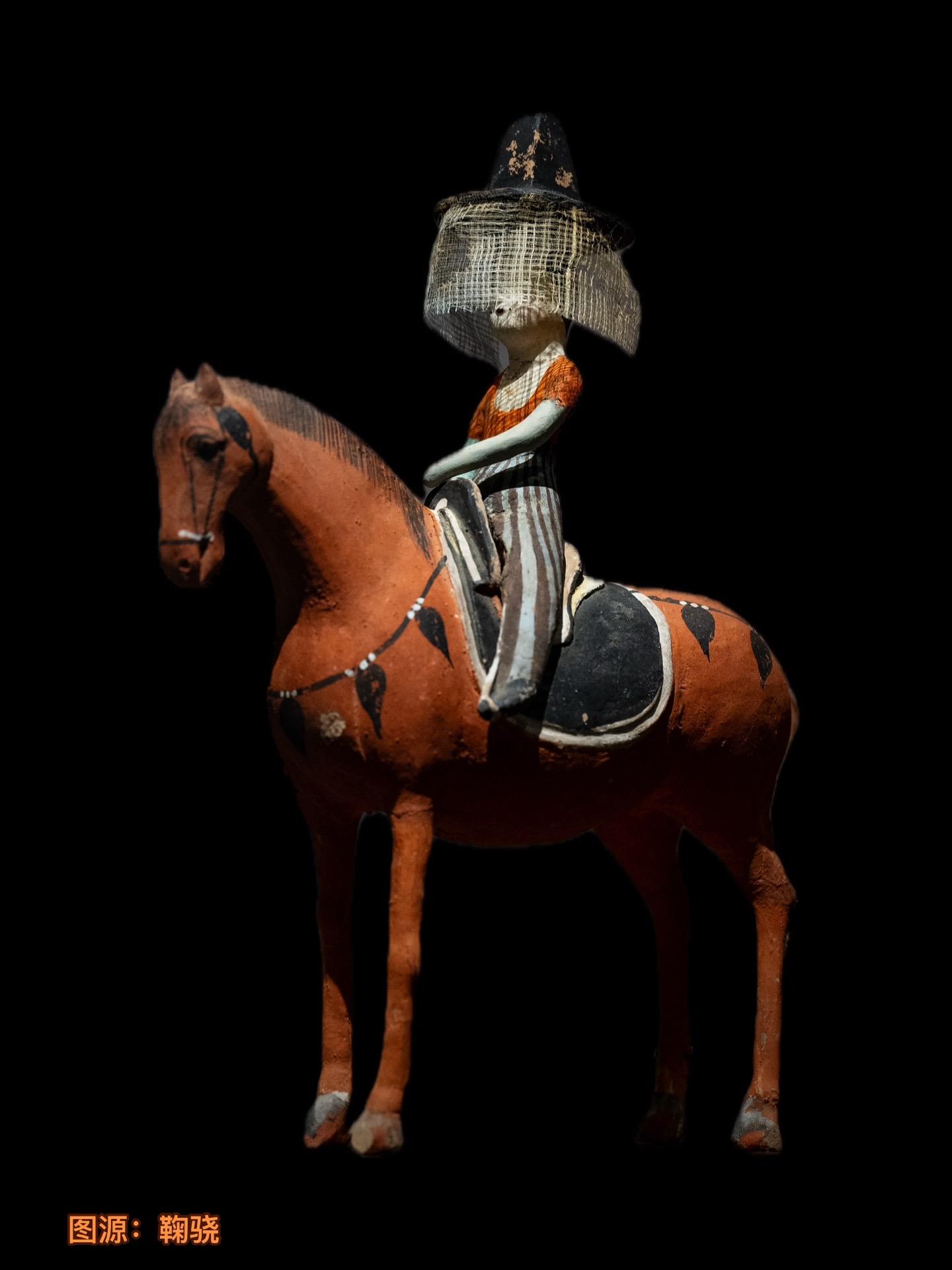 唐代·彩绘泥塑骑马仕女佣。白露团甘子，清晨散马蹄——唐·杜甫《白露》 
图源：鞠骁 
1972年新疆吐鲁番阿斯塔那216号墓出土，是唐代手工泥塑彩绘俑的代表作之一，新疆维吾尔自治区博物馆藏 
这位唐代小姐姐身着贴身窄袖衫，衣领处开口较大，下摆部分则束于腰内 
下身穿着黑绿相间的长裙
头戴当时流行的帷帽，点亮了整身穿搭 
沈从文先生认为：有属于硬胎笠帽下垂网帘的，应即帷帽
帷帽以质地较硬的藤条或席片作骨架，骨架之外覆上布帛，再在帽檐上加缀一圈轻薄的纱网 
帽冠也被称为“首服”或“头衣”
是构成整体穿搭的重要时