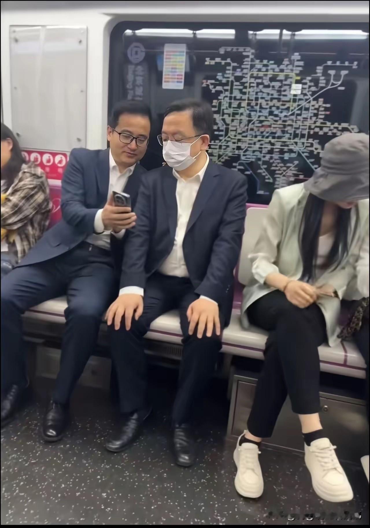 发现一个很有意思的现象，很多大老板大明星也会很接地气的坐地铁。