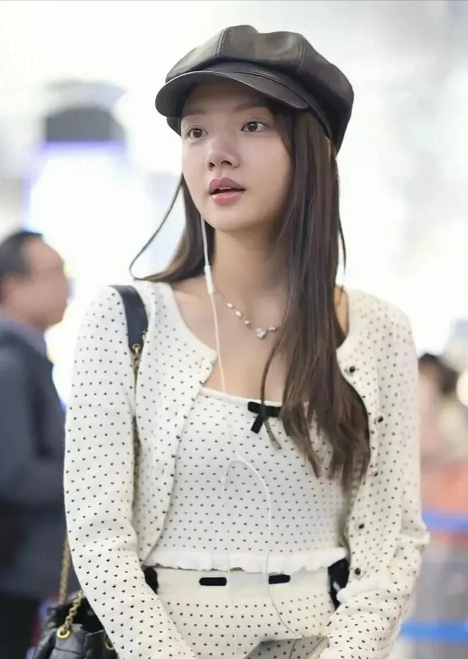 不同人眼里的任敏，你们觉得谁眼里的任敏最接近本人？

第一张，路人眼里的任敏，即
