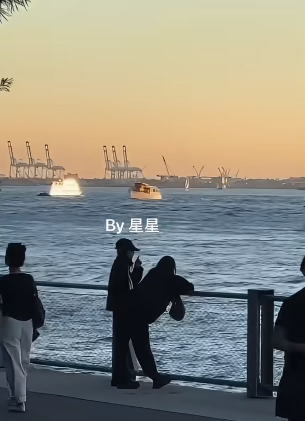年儿和车熙在海边看日落 好幸福好幸福的瞬间噢🥺 