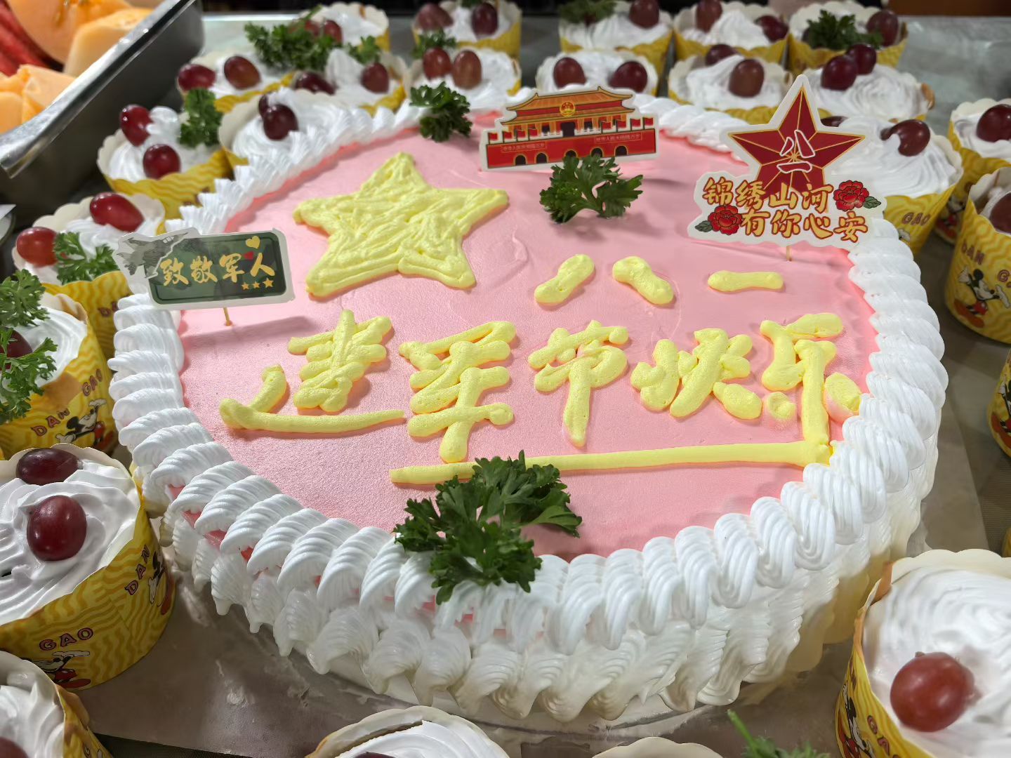 早晨老友记！国泰民安唱红歌，人民子弟兵节日快乐！ 
