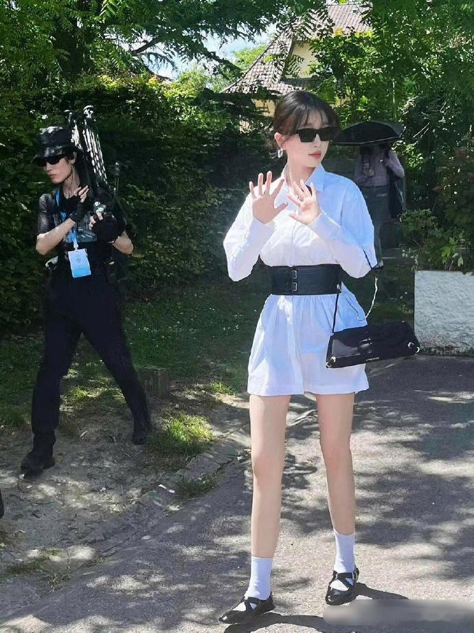 虞书欣的鞋平得惊人，腿型匀称得让人羡慕。她的完美比例和优雅姿态，真是让人既惊叹又