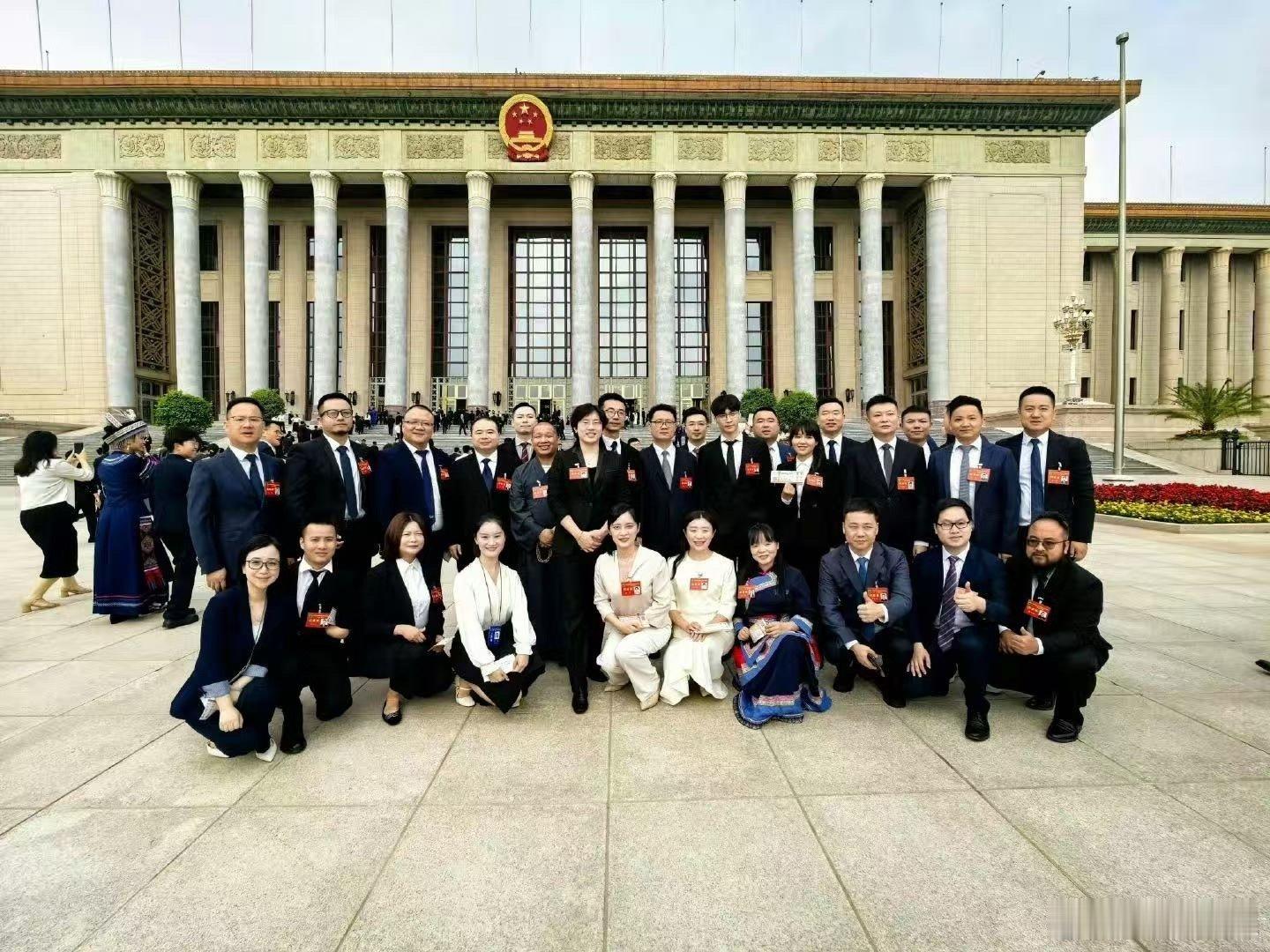 张艺兴参加全国青联第十四届全会 张艺兴正装亮相全会，顺毛造型沉稳又不失亲和，积极