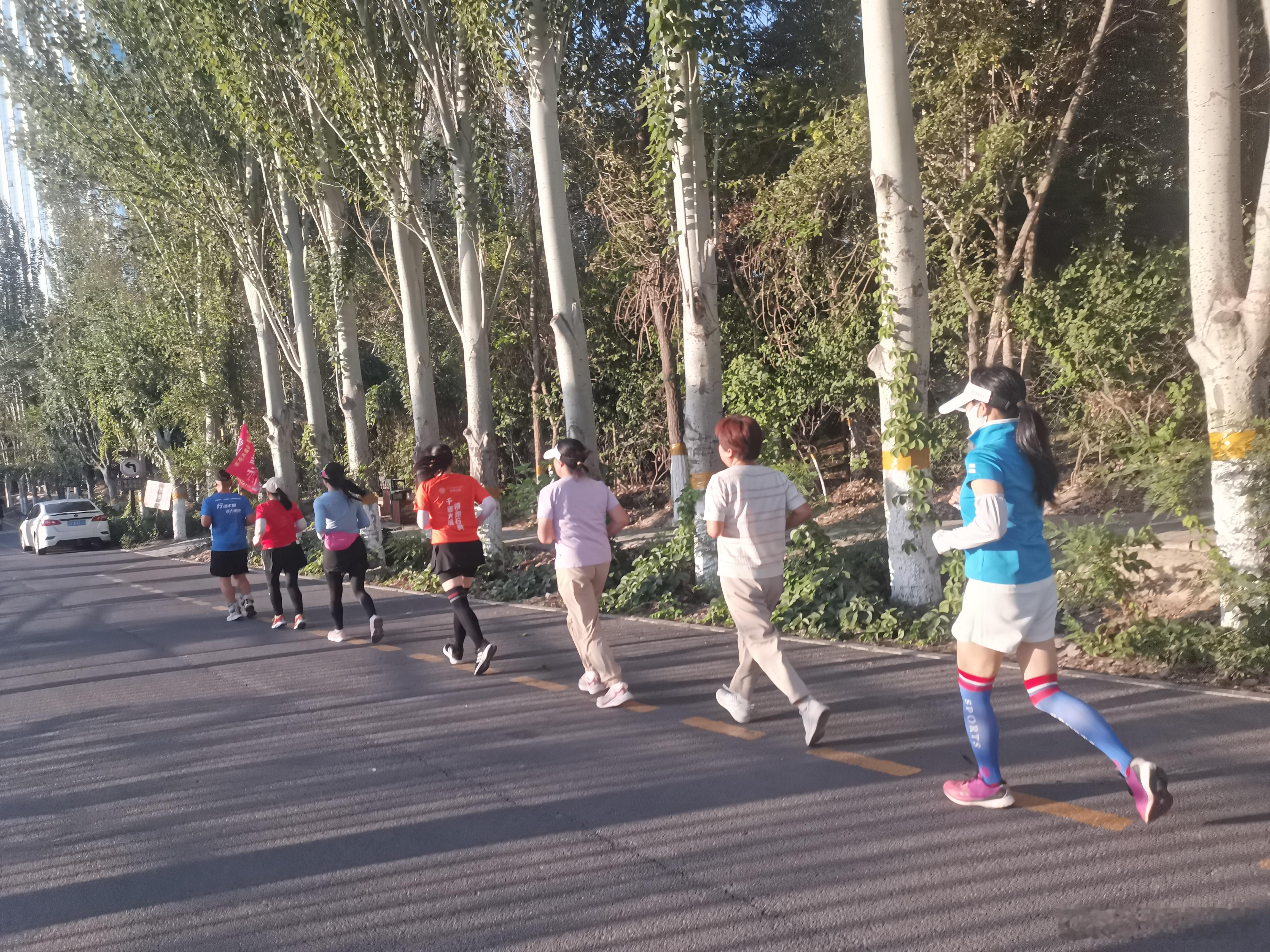 乌鲁木齐市黎明脚步今日晨跑分享：走进黎明，拥抱健康。黎明相伴，岁岁平安！ 