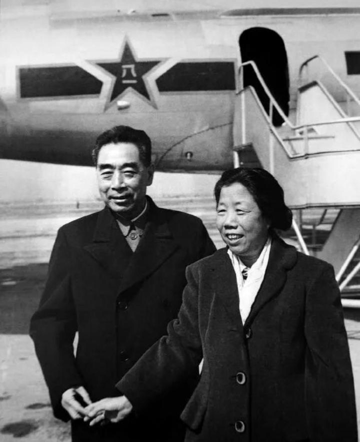 外国记者刁难提问，周总理机智作答，高调“撒糖”。
 
在早年的外交场合里，总能见