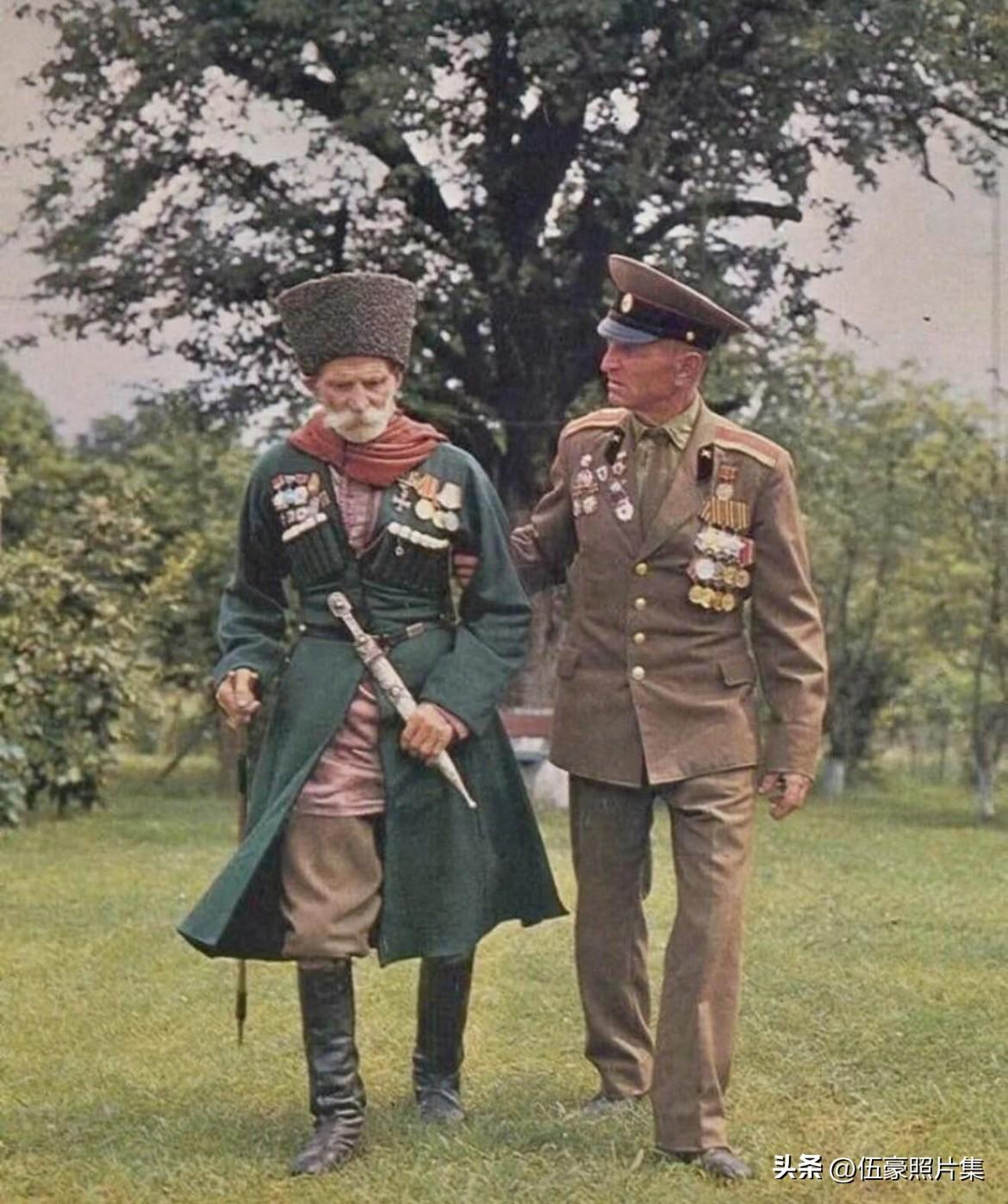 1980年，112岁的泰姆鲁兹·瓦纳查（左，一战和俄国内战老兵）与他的儿子伊万（