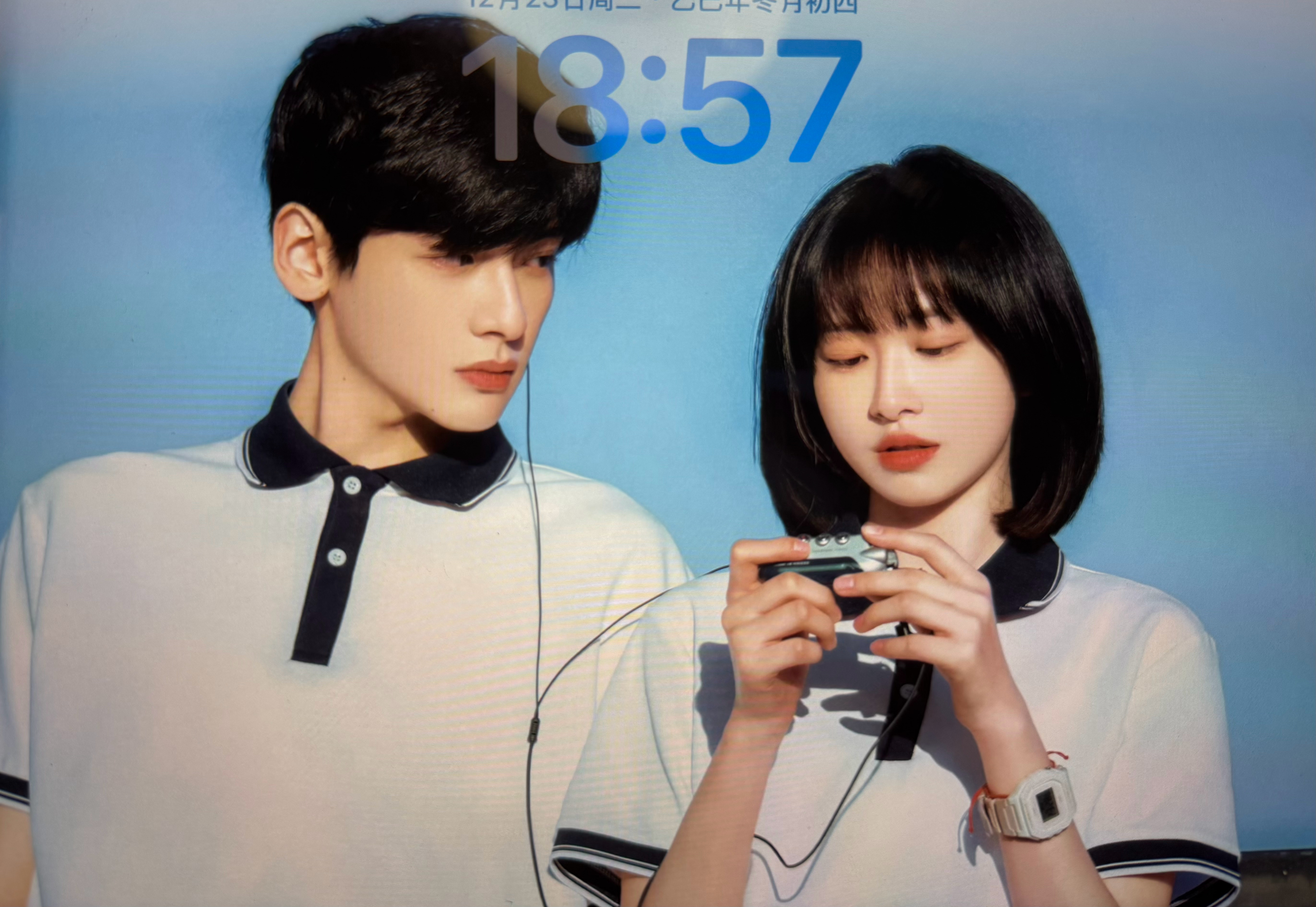 陈欢尔景栖迟这张真太适合锁屏🚬蓝天，白色校服，耳机线，你和我的青春……不是夏天