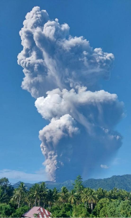 5月8日当地清晨七点四十分，杜科诺火山毫无征兆地突然喷发，3人永远留在山上，20