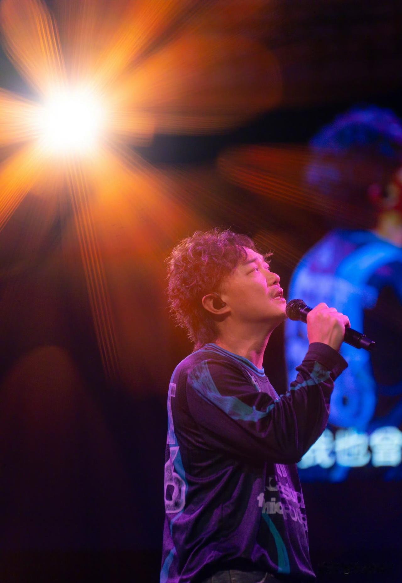 陈奕迅晒52岁庆生照！
7月9日凌晨，陈奕迅分享了一组照片中庆祝生日。演唱会现场