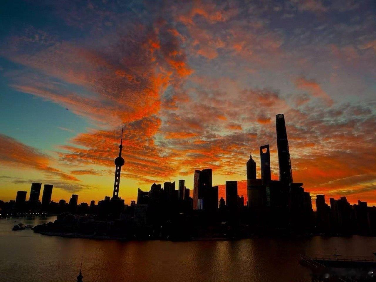 这居然是林依轮拍的七夕上海朝霞成焦点！林依轮凌晨5点抓拍绝美瞬间，5:20睁眼遇