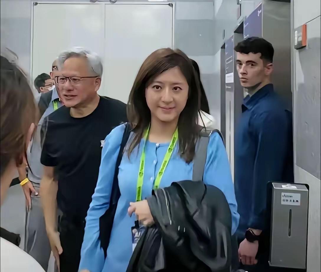 黄总这个秘书可真漂亮。