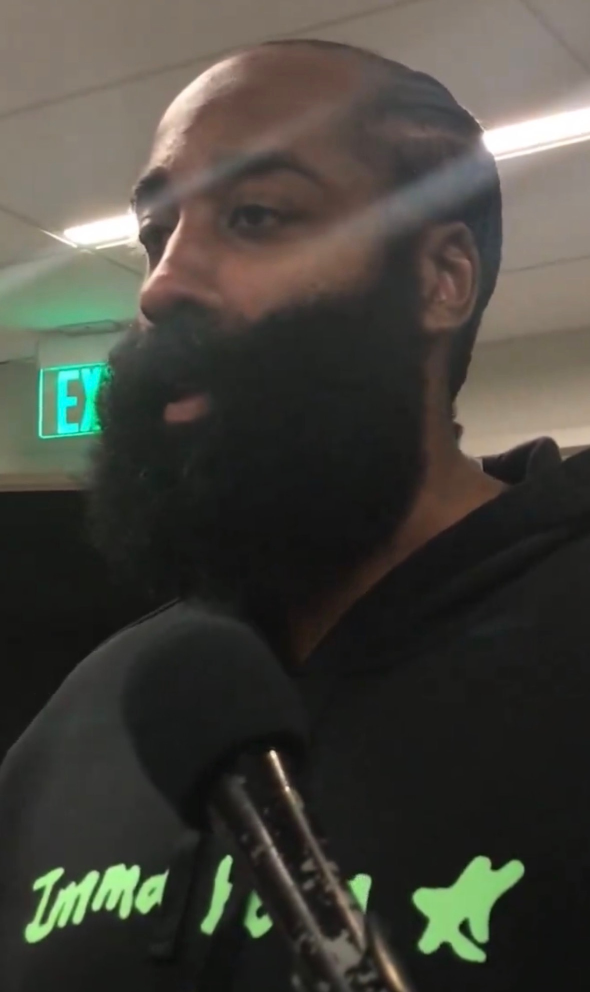 “如何扭转这个赛季的颓势？”哈登：“一场一场来吧。这很简单。你不能忽略其他任何事