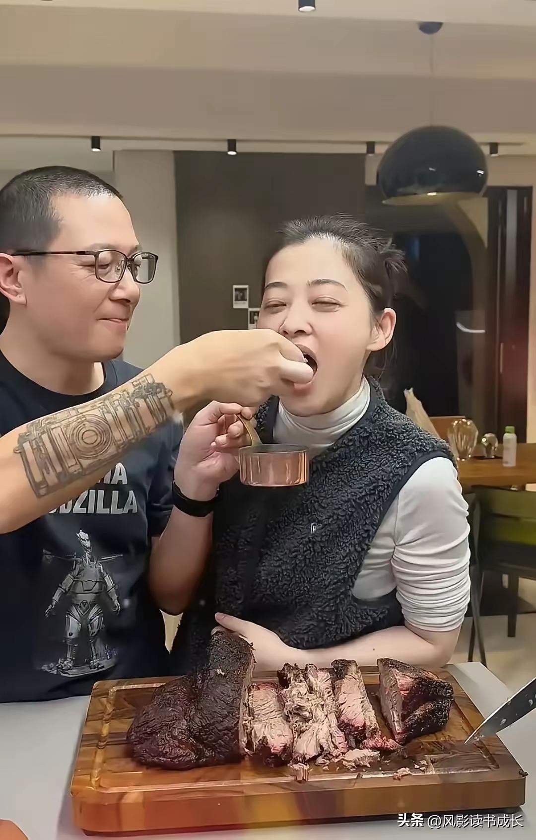 马年新岁，夫妻派对，梅婷张开小嘴让老公喂，你说心醉不心醉…