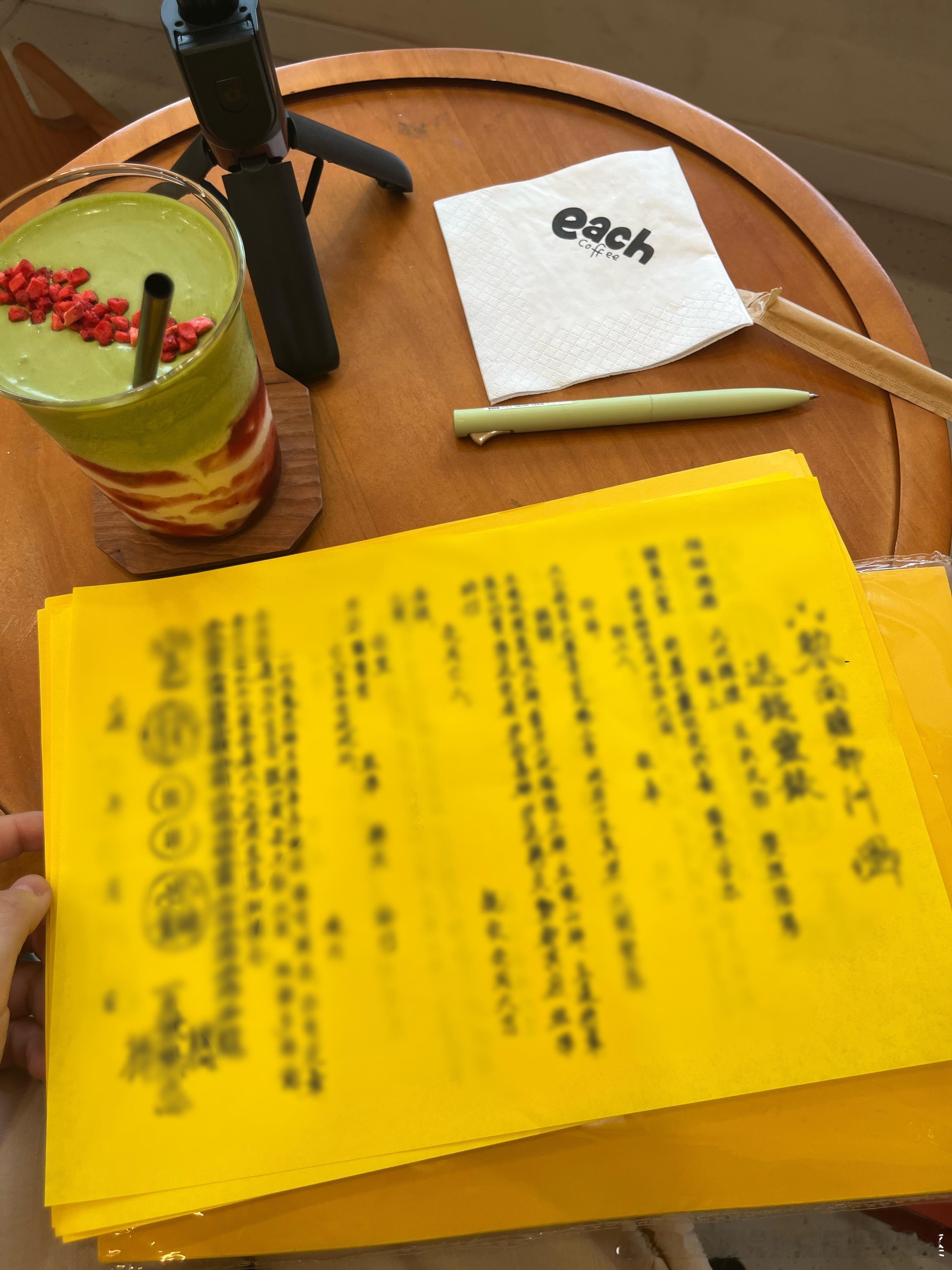 自从入了几次咖啡店以后，发现咖啡店其实就是年轻人的茶馆店，因为每家咖啡店里都在高