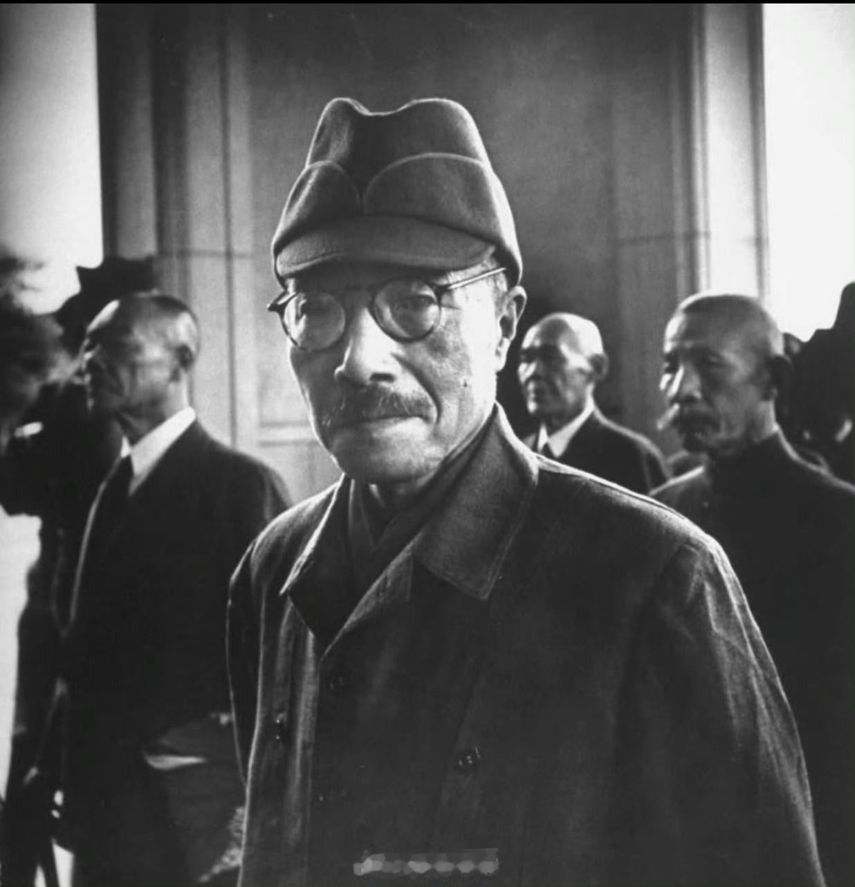 1948年12月23日，侵华的战犯东条英机，在这天被执行绞刑。据说，牠挣扎了数分