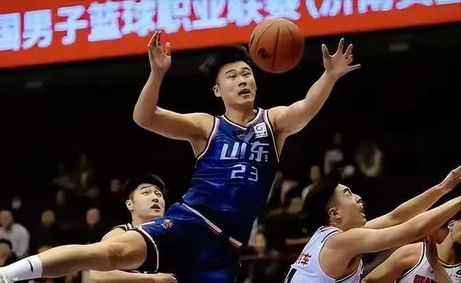 山东高速男篮最近一直在大本营基地备战，主帅邱彪入主球队后，正在熟悉和了解队伍队员