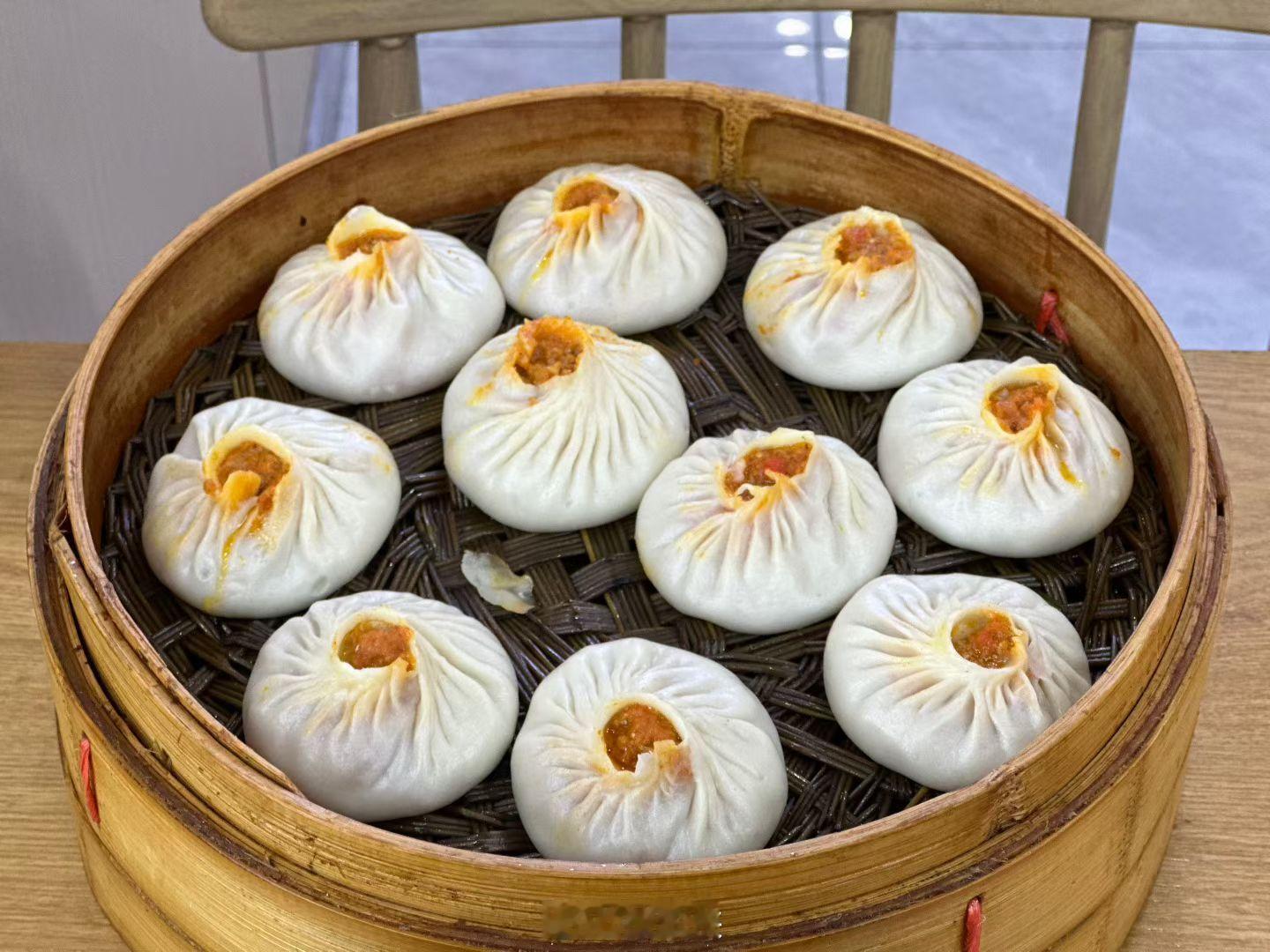 又到了一年一度吃蟹黄汤包的时候[嘻嘻] ​​​
