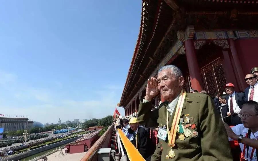 3000名老红军，评衔时难定夺怎么办？毛主席大手一挥：红军不下校。

革命离不开