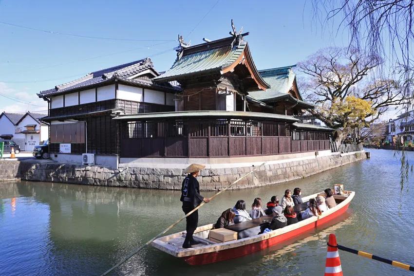 乘船游柳川
寻梦九州（10）
柳川市位于日本福冈县南部，市内有大量运河，又称水都